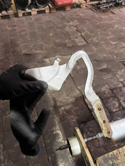 Петля капота ліва Mercedes Vito 639 (A6397500251)