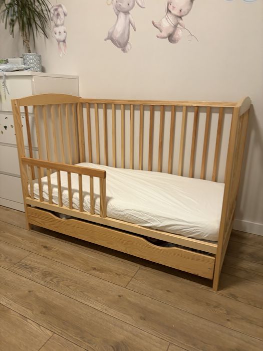 Łóżeczko drewiane z szufalda plus materac
