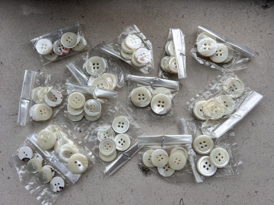 Lotw de 65 botões cor de pérola, novos