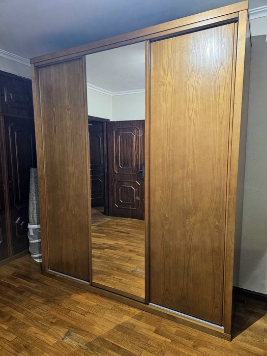 Roupeiro com espelho