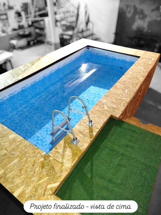 Montagem de estrutura em volta de piscina de lona