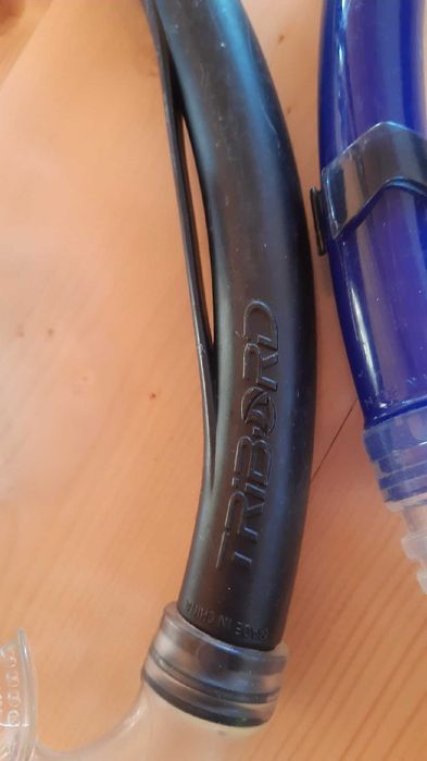 Duas máscaras de mergulho com tubos - triboard