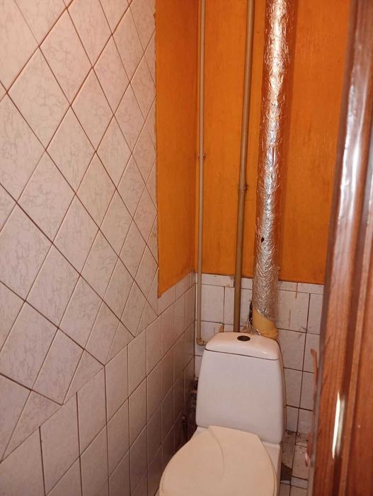 Продам 2х ком кв Салтовское  Шоссе. Отличный район. Сертификат да. TB