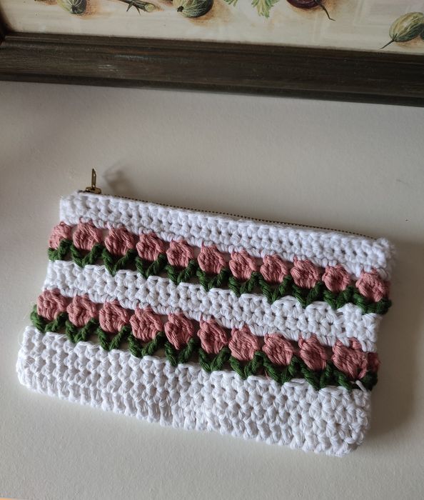 Estojo/carteira/bolsa de crochê feito à mão com tulipas