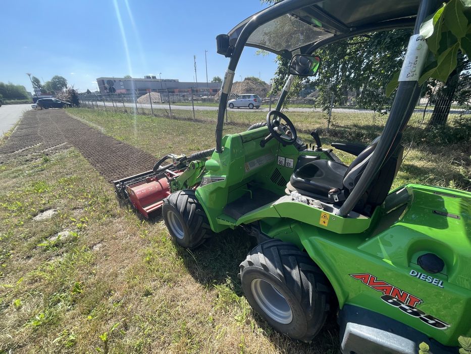Karczowanie samosiejek niwelacja terenu przygotowanie pod wysiew trawy