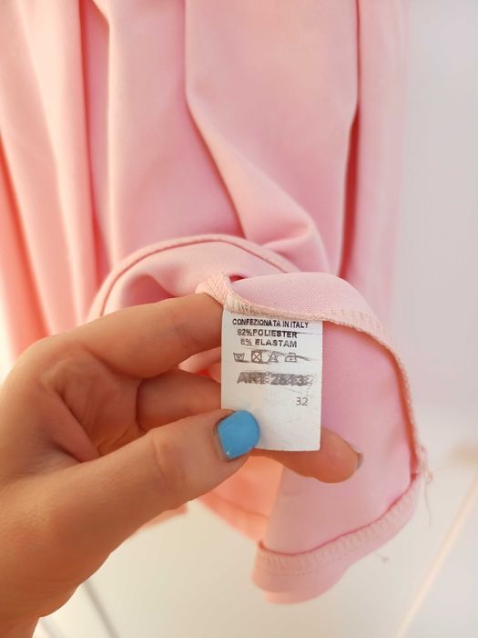 Elegancka pudrowa cekinowa włoska sukienka 32XXS pudrowy róż aztecka