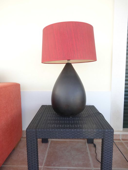 Candeeiro preto com abajur vermelho