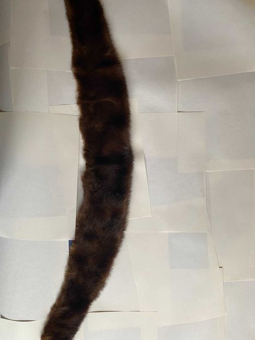 Норковый воротник темно-коричневого цвета. Новый,но с дефектами.