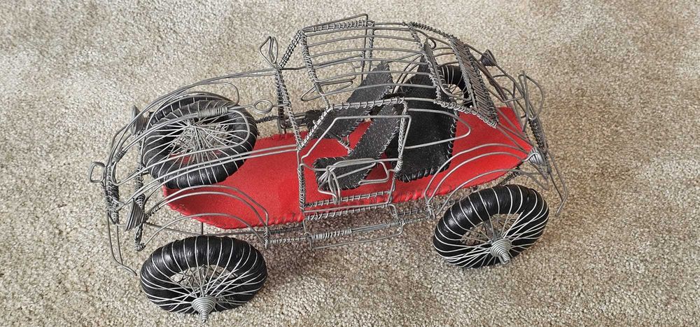 Peças de artesanato em arame, couro e madeira