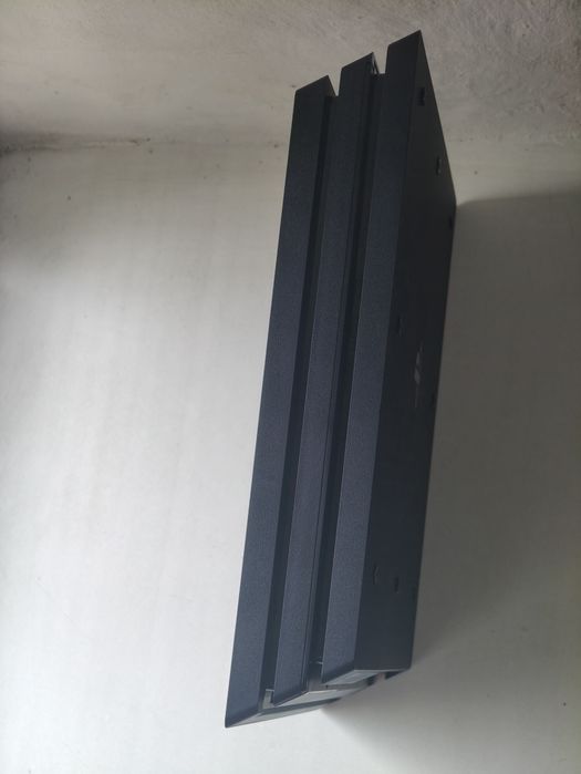 PlayStation 4 Pro 1TB + 1 Джойстик / Идеальное состояние / Не разбиралась (Пломбы)