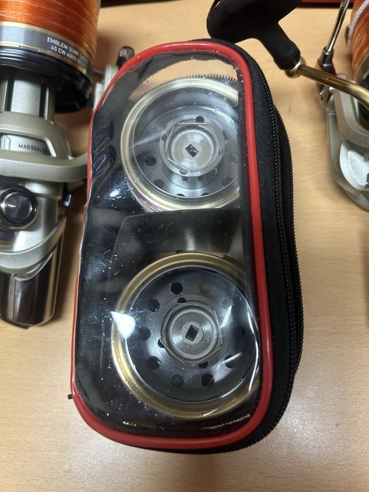 Carretos Daiwa Emblem Surf Light 45 CW como novos
