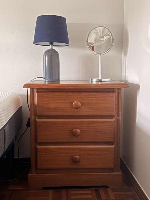 Quarto Completo: Cama Sommier + Colchão Emma + 2 Mesas de Cabeceira em Pinho Maciço