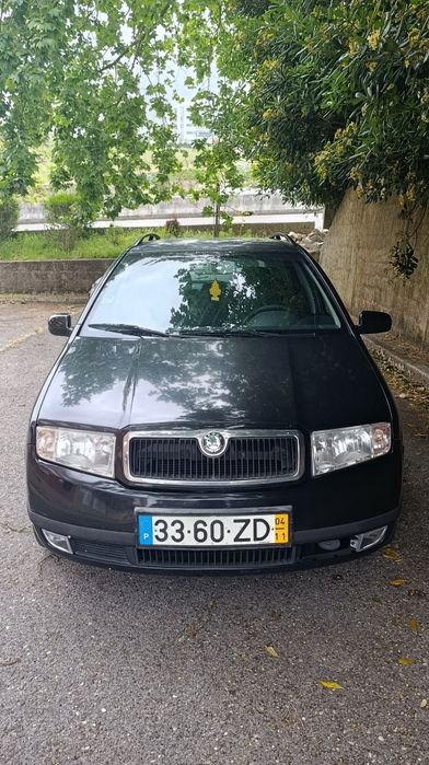 Carro Skoda preto