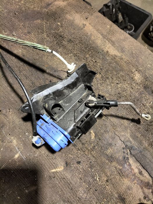 Zamek drzwi prawy tył Audi A4 B5