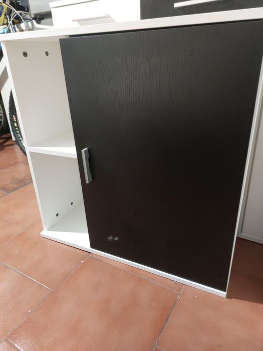 Vendo estes moveis estão bons so precisa de limpeza e  um movel so precisa de por parafusos na parte de trás do movel, vai com oferta do jarrao