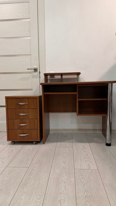 Стіл письмовий , компактний, тумба на коліщатах.Гарний стан.