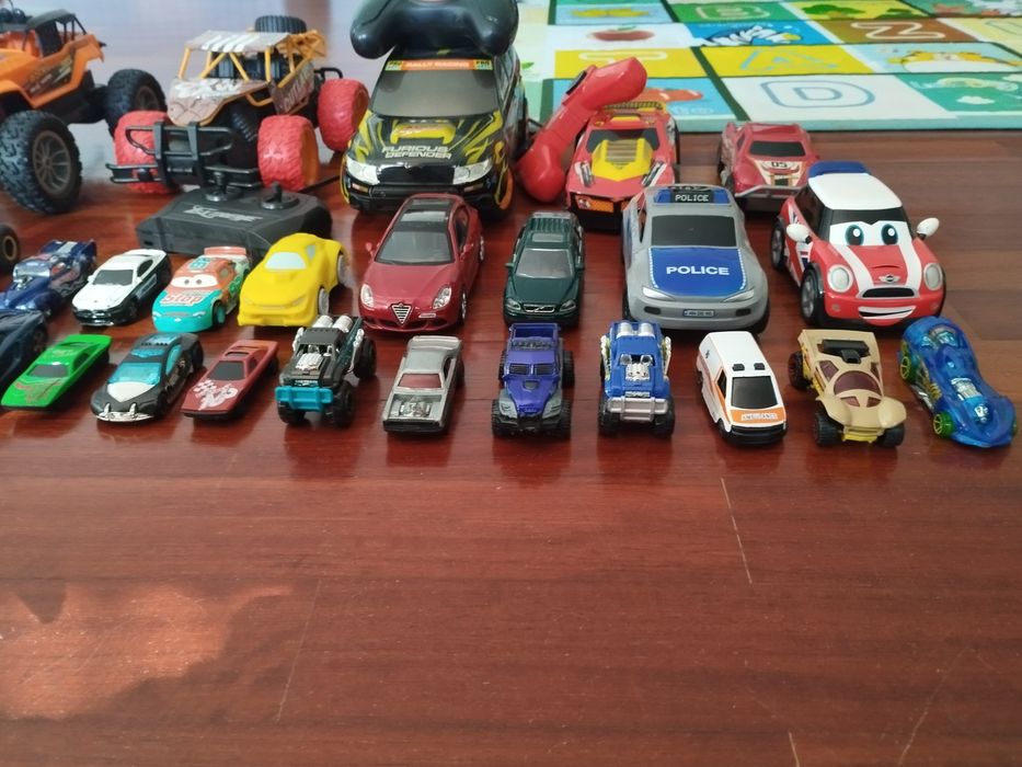 Vendo conjunto de vários carros e pistas de diversas marcas