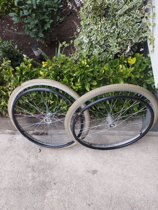 Vendo duas  rodas de cadeira de rodas . Em excelente estado.