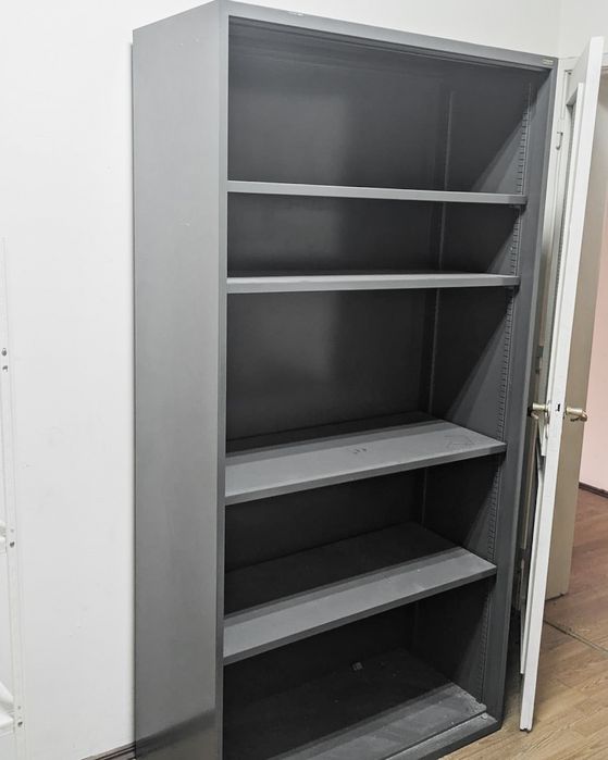 Armário grande com prateleiras ajustáveis