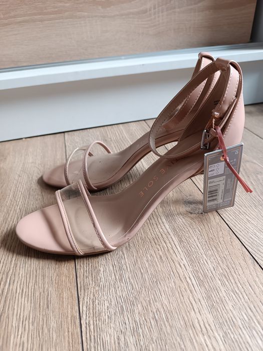 Kremowe sandały na szpilce