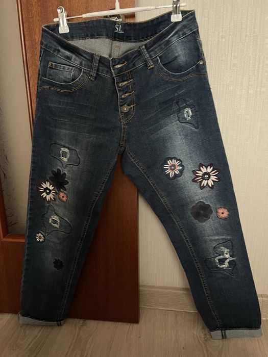 Джинсы с оригинальной вышивкой