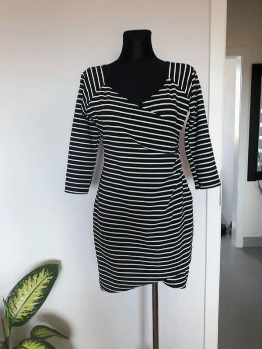 Sukienka w paski z zakładkami