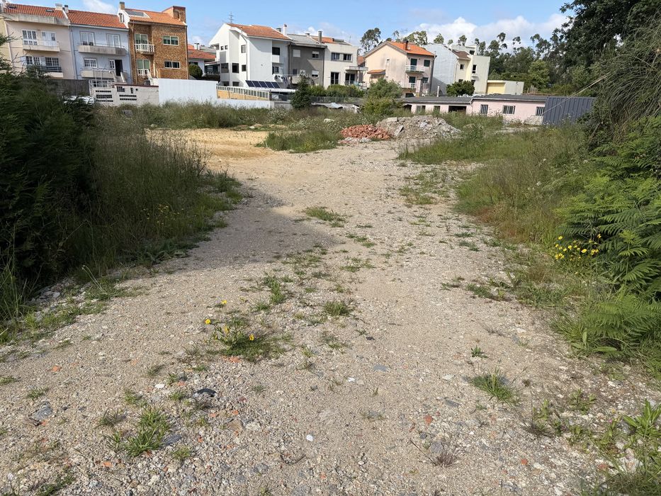 Terreno (2000m2) com armazém