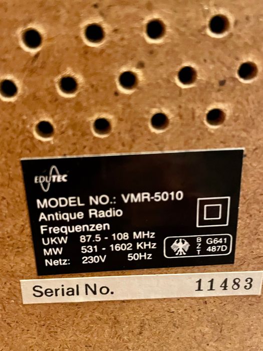 Старий радіоприймач .