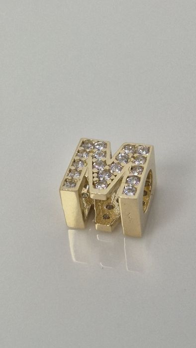 Nowy złoty charms literka M z białymi cyrkoniami p. 585