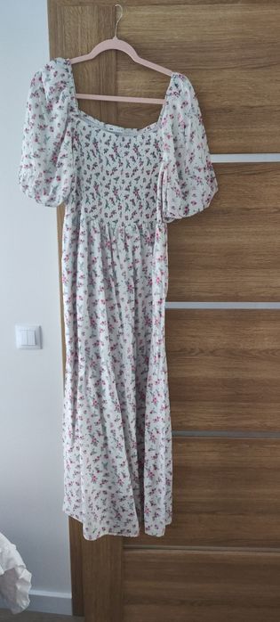 Sukienka maxi z bufiastymi rękawami w kwiaty
