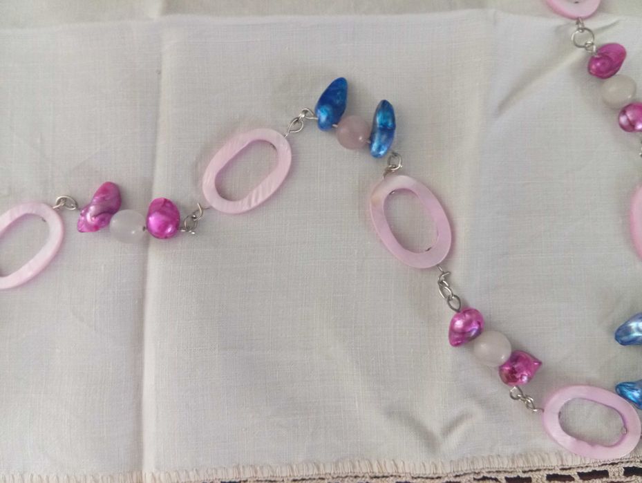 Colar com motivos rosa, azul forte, rosa fashion, bolas em rosa claro.