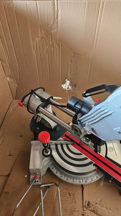 Ukośnica z posuwem Bosch GCM 800SJ 216mm 1400W