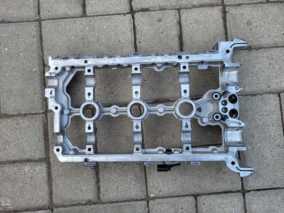 AUDI A4 B8 , A5 8T 3,2 FSI pokrywa wałków rozrządu - prawa .