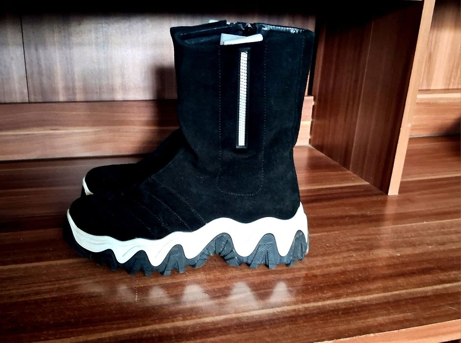 Продам  женские  зимние ,замшевые сапоги.