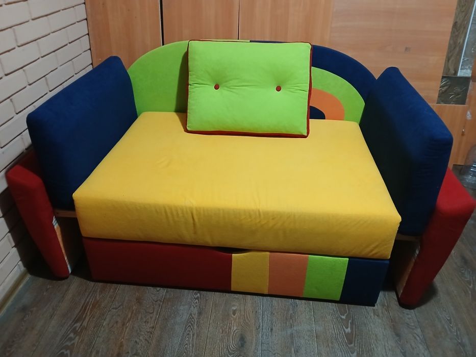 Продаю. Дитячий диван Веселка