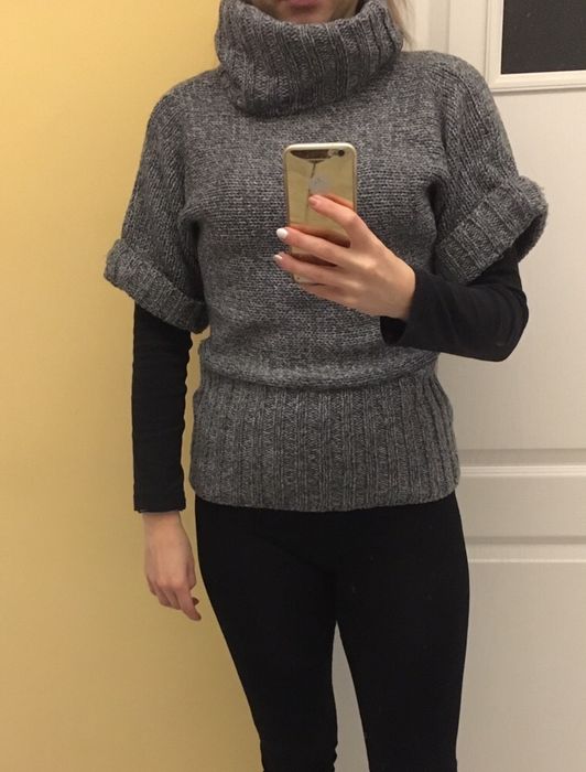 Szary sweter z golfem