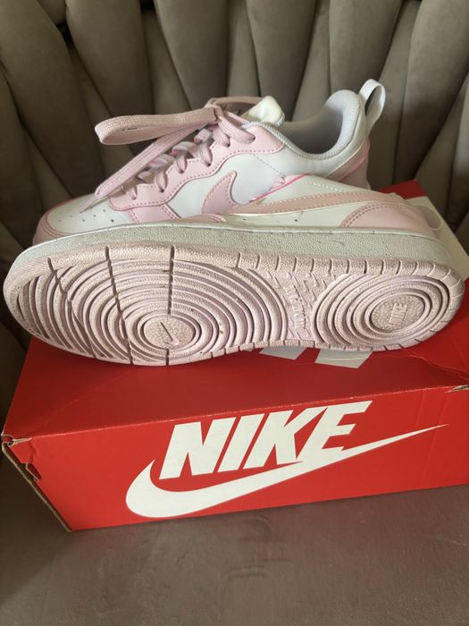Buty Nike  z r ózowymi dodatkami  zalozone raz