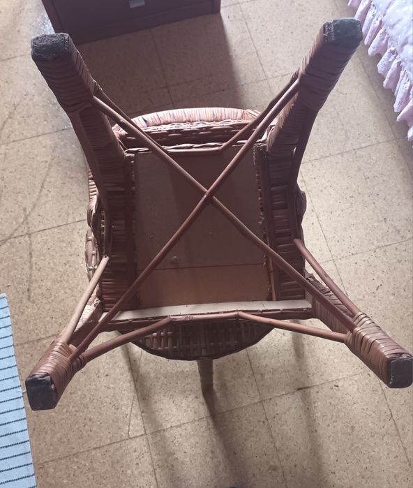 Mesa e cadeira de vimes