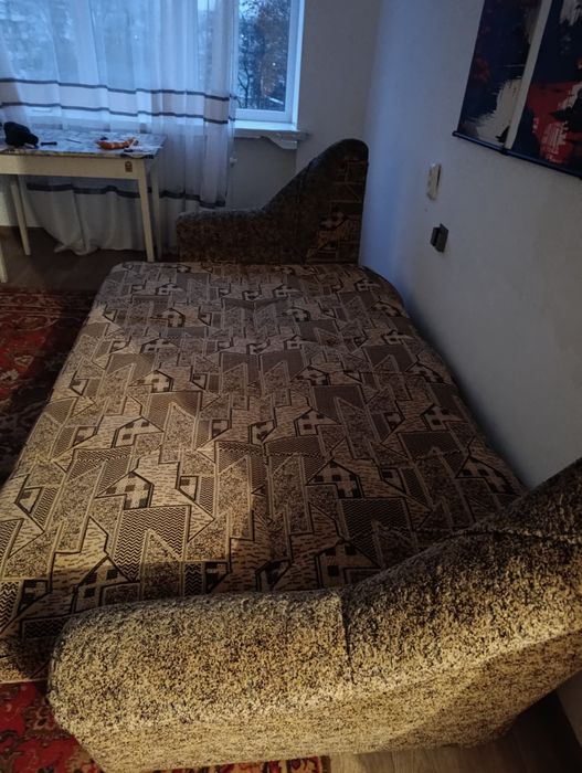 Продам диван, до дивану віддам пуфік та килим(на підлозі) Самовивіз