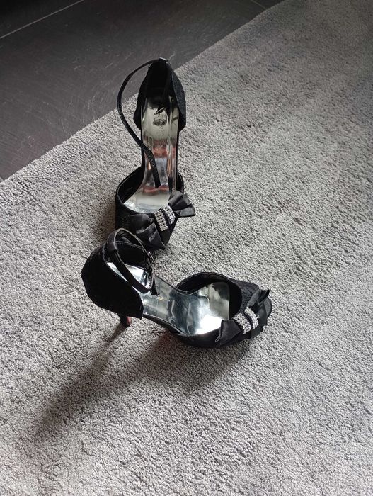 Vendo sapato/sandália cor preto n 35, cerimónia