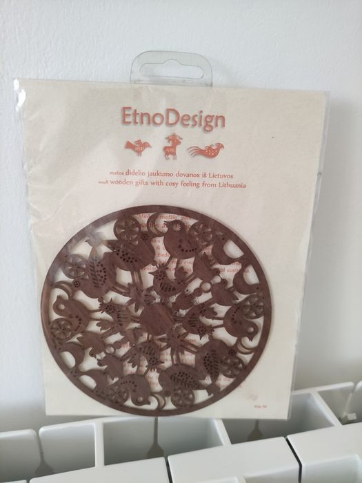 Base em madeira trabalhada - bule do chá