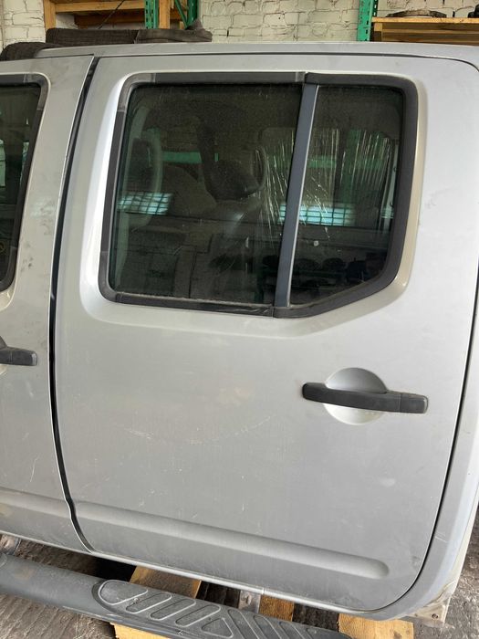 Двері дверь дверка передня Nissan Navara D40 Pathfinder R51