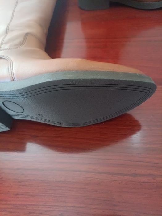 Botas todas em pele usadas apenas uma vez.