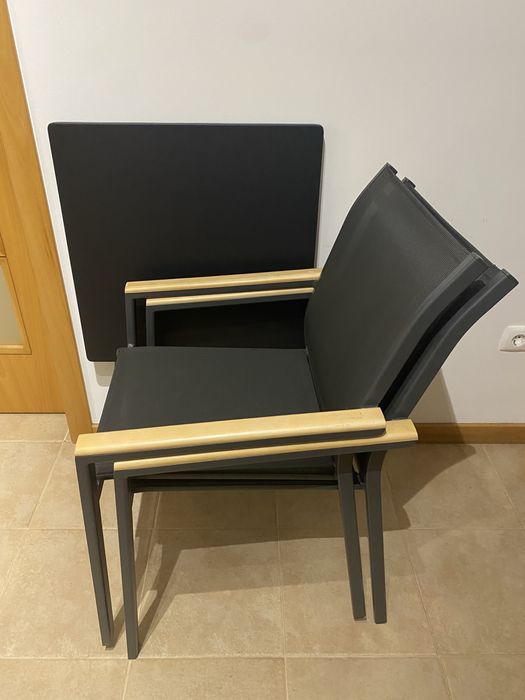 Mesa  +  2 cadeiras