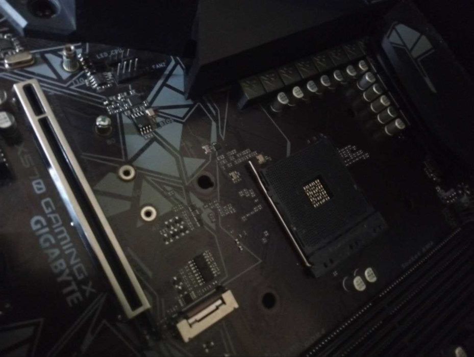 Материнская плата Gigabyte X570 GAMING X