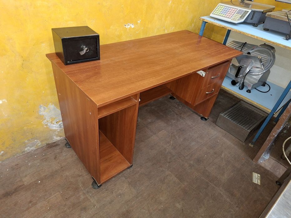 Стіл офісний стіл ,стильця