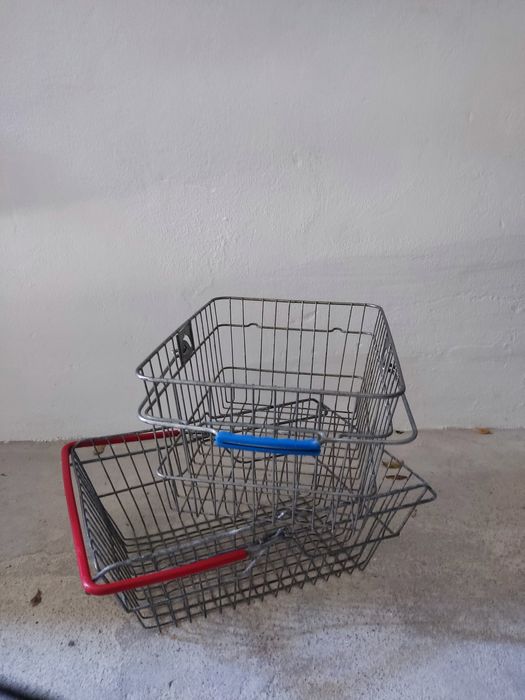 Cestos de metal com pega colorida Vintage