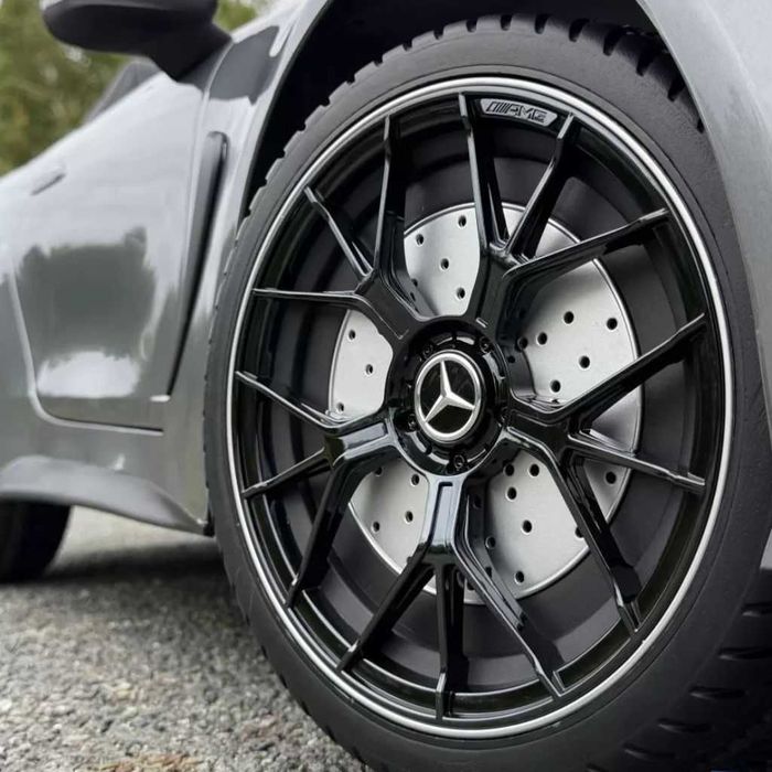 Auto na akumulator MERCEDES GT63 dla dzieci 4x200W 24V 14Ah LAKIEROWANY
