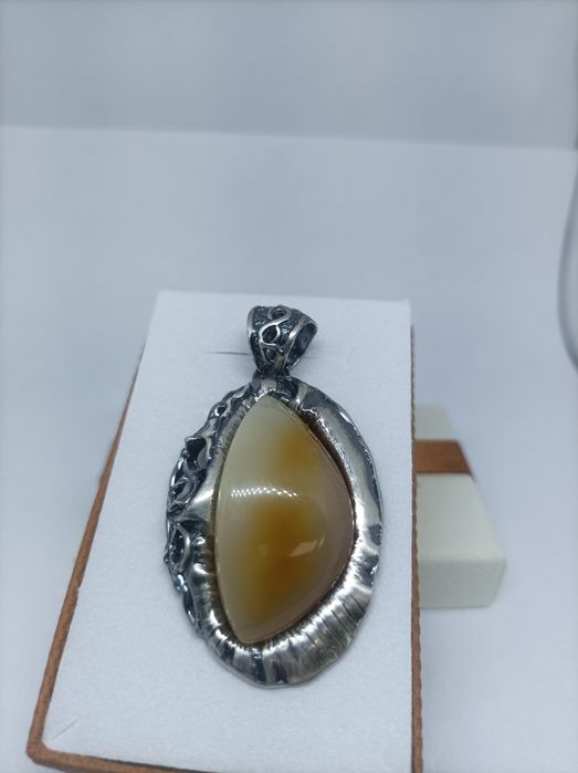 Srebrny wisiorek próba 925 bursztyn