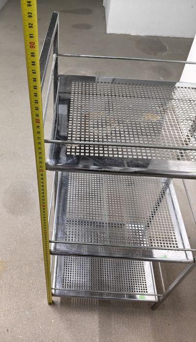 Metalowa półka stojąca